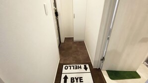 Un couloir avec une signalétique indiquant les directions pour les mots « Bonjour » et « Au revoir ».