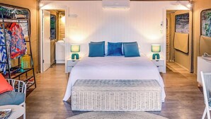 Suite – deluxe, 1 kingsize-seng, bassengutsikt | Sengetøy av topp kvalitet og senger med overmadrass