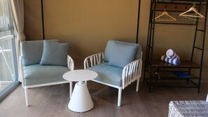 Suite Deluxe, 1 letto king, vista piscina | Biancheria da letto di alta qualità, materassi a doppio strato