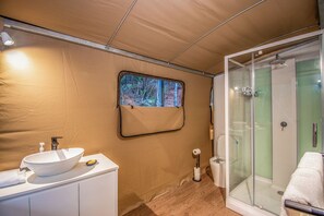 Een douche, gratis toiletartikelen, een haardroger, handdoeken
