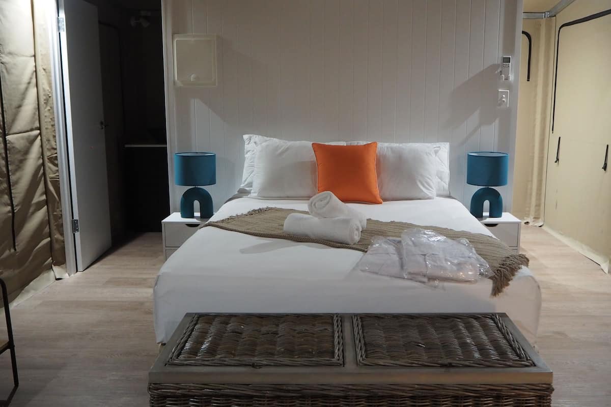 Deluxe-Suite, 1 Queen-Bett (Tent 1) | Wohnbereich