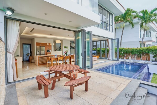 Villa, 3 habitaciones, en el área del jardín | Terraza o patio