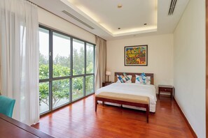 Villa, 4 habitaciones, vista al jardín | Caja de seguridad en la habitación, escritorio y cortinas blackout 