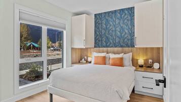 4 bedrooms, desk, iron/ironing board, travel cot