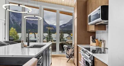 Scenic Views in a Luxurious Townhouse