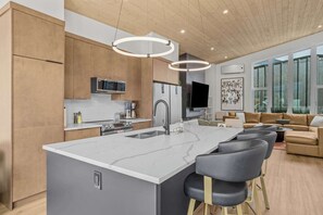 Réfrigérateur, four à micro-ondes, un four, surface de cuisson