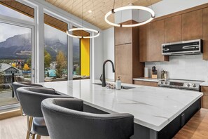 Réfrigérateur, four à micro-ondes, un four, surface de cuisson