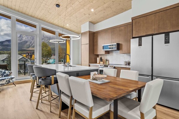 Frigorifero, microonde, forno, piano cottura