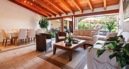 Casa Male: Beautiful House in AvĂĄndaro with Garden