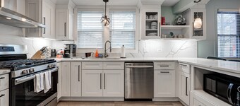 Chic and Spacious Bi-level 3BD in Bucktown!
