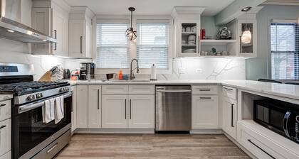 Chic and Spacious Bi-level 3BD in Bucktown!