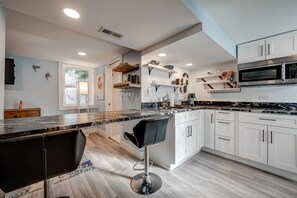 Fridge, microwave, oven, dishwasher - Chic & Spacious Bi-Level Bucktown Condo - Sleeps 8 (Chicago)