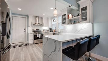 Réfrigérateur, four à micro-ondes, un four, lave-vaisselle