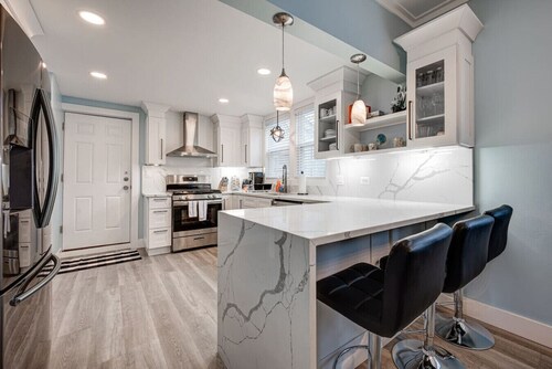 Chic & Spacious Bi-Level Bucktown Condo - Sleeps 8