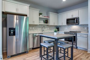 Fridge, microwave, oven, stovetop - Modern East Nashville Townhouse for Monthly Stays | Ideal for Travel Nurses, Relocation & Digital Nomads | Full Kitchen, Workspace, Smart TVs & Fast WiFi | Private Garage, Near Mas Tacos & Rosepepper | 10 Min to Broadway & Vanderbilt (Nashville)