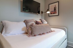 1 dormitorio, tabla de planchar con plancha, wifi y ropa de cama