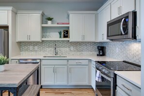 Fridge, microwave, oven, stovetop - Modern East Nashville Townhouse for Monthly Stays | Ideal for Travel Nurses, Relocation & Digital Nomads | Full Kitchen, Workspace, Smart TVs & Fast WiFi | Private Garage, Near Mas Tacos & Rosepepper | 10 Min to Broadway & Vanderbilt (Nashville)