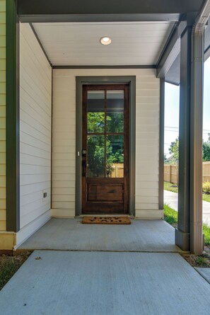 Exterior detail - Modern East Nashville Townhouse for Monthly Stays | Ideal for Travel Nurses, Relocation & Digital Nomads | Full Kitchen, Workspace, Smart TVs & Fast WiFi | Private Garage, Near Mas Tacos & Rosepepper | 10 Min to Broadway & Vanderbilt (Nashville)