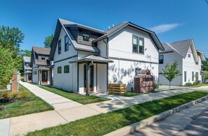 Exterior - Modern East Nashville Townhouse for Monthly Stays | Ideal for Travel Nurses, Relocation & Digital Nomads | Full Kitchen, Workspace, Smart TVs & Fast WiFi | Private Garage, Near Mas Tacos & Rosepepper | 10 Min to Broadway & Vanderbilt (Nashville)