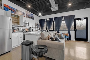 Living area - NEW Studio Sleeps 4 - 7 mins to Dwtn! (Nashville)
