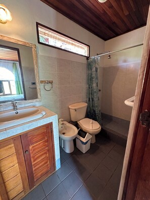 Shower, towels, soap, toilet paper - Refugio de Playa en Guanacaste Costa Rica (Santa Cruz)