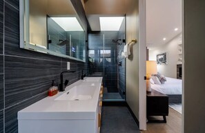 Shower, jetted bath, hair dryer, towels - Venice/Pool/Hot Tub/BBQ/Home Theater (Los Angeles)