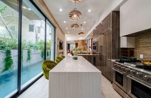 Fridge, microwave, oven, stovetop - Venice/Pool/Hot Tub/BBQ/Home Theater (Los Angeles)