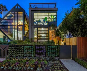 Exterior - Venice/Pool/Hot Tub/BBQ/Home Theater (Los Angeles)