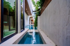 Indoor pool, a heated pool - Venice/Pool/Hot Tub/BBQ/Home Theater (Los Angeles)
