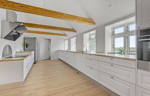 Kylskåp, ugn, diskmaskin och kaffe- och tebryggare