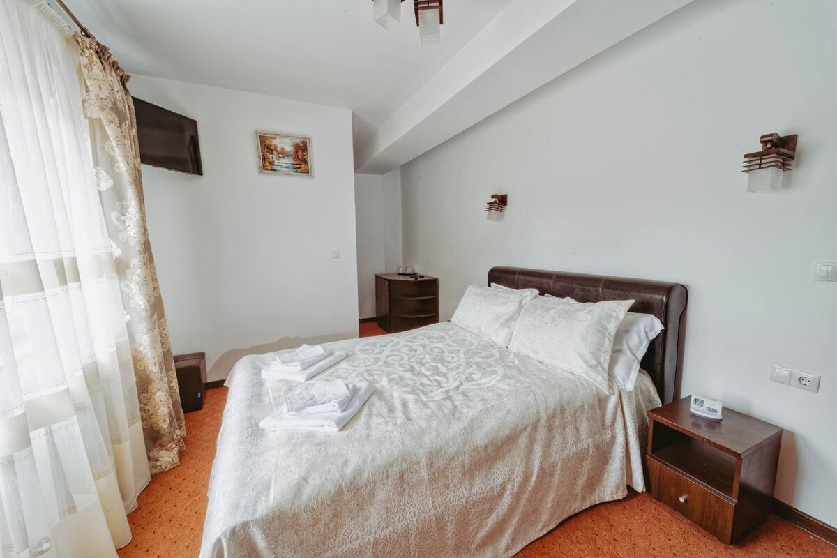 Chambre Double Standard, vue montagne | Espace de travail pour ordinateur portable
