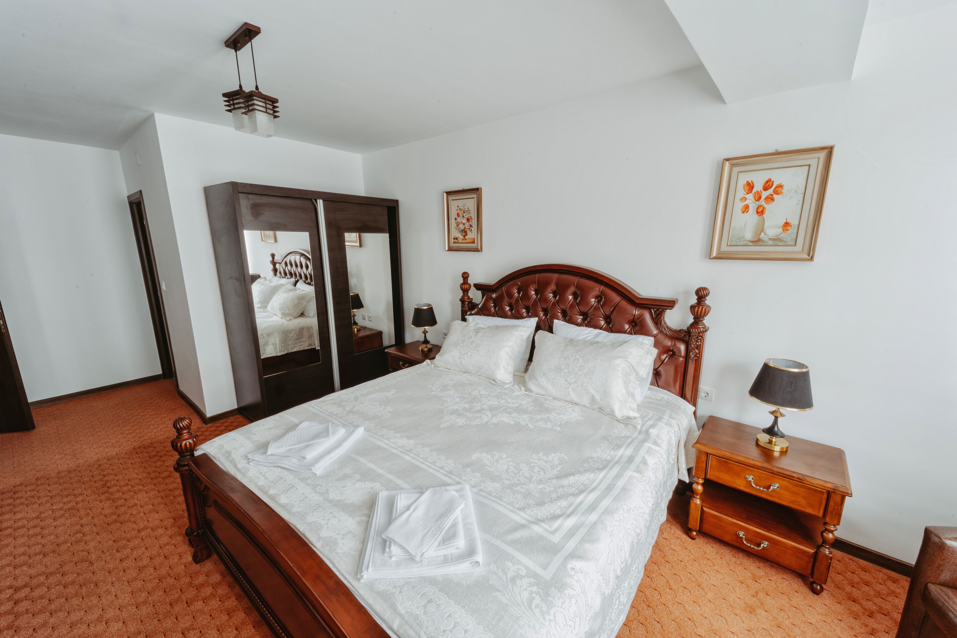 Quarto casal premium, vista para a montanha | Espaço de trabalho para notebook