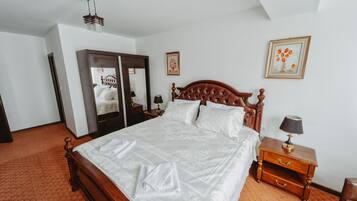 Quarto casal premium, vista para a montanha | Espaço de trabalho para notebook