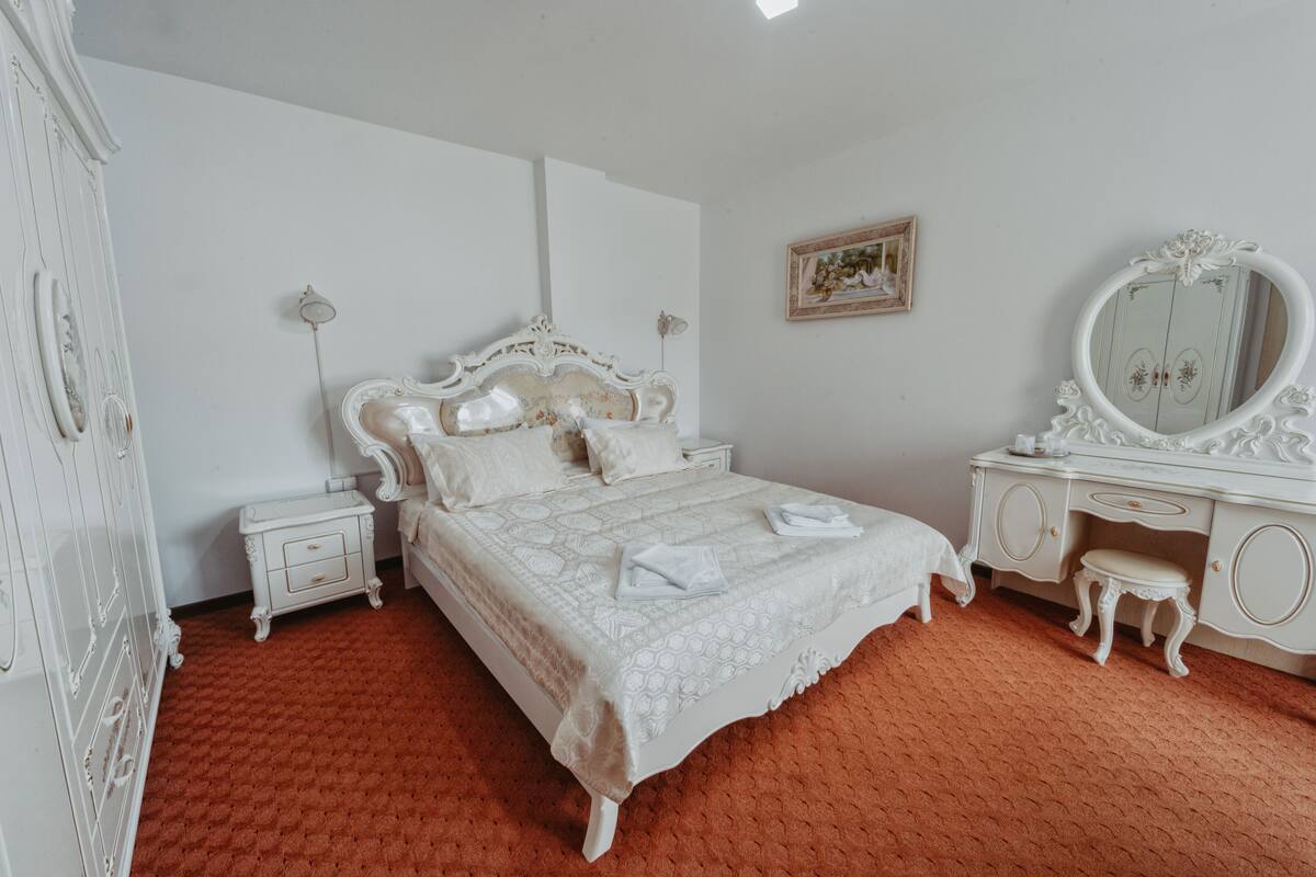 Chambre Double Premium, balcon, vue montagne | Espace de travail pour ordinateur portable