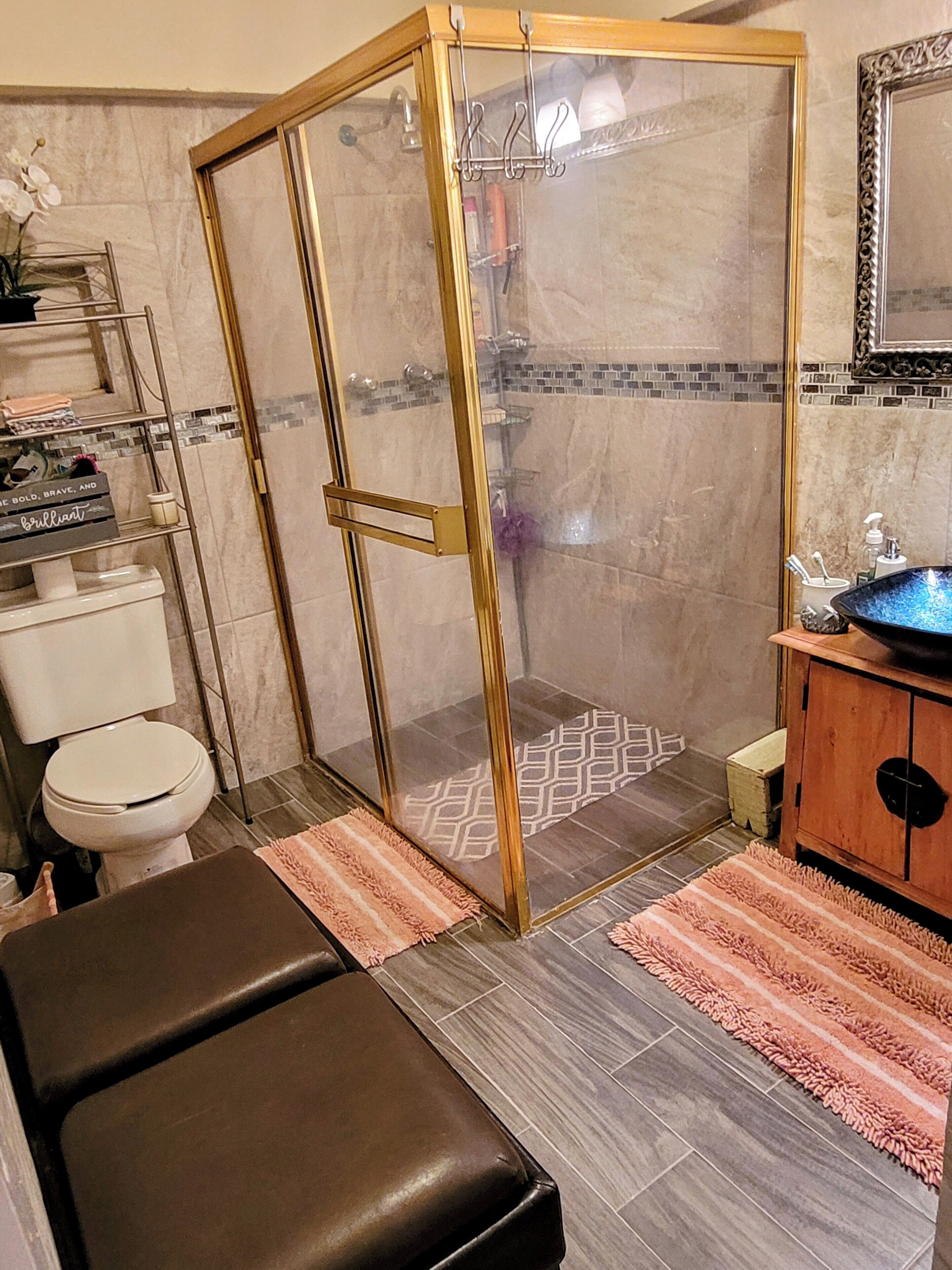 Pyyhkeet, saippua, sampoo, vessapaperi