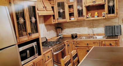 Acogedora casa de 2, recámaras con WiFi, aire y estacionamiento en Cd. Juárez