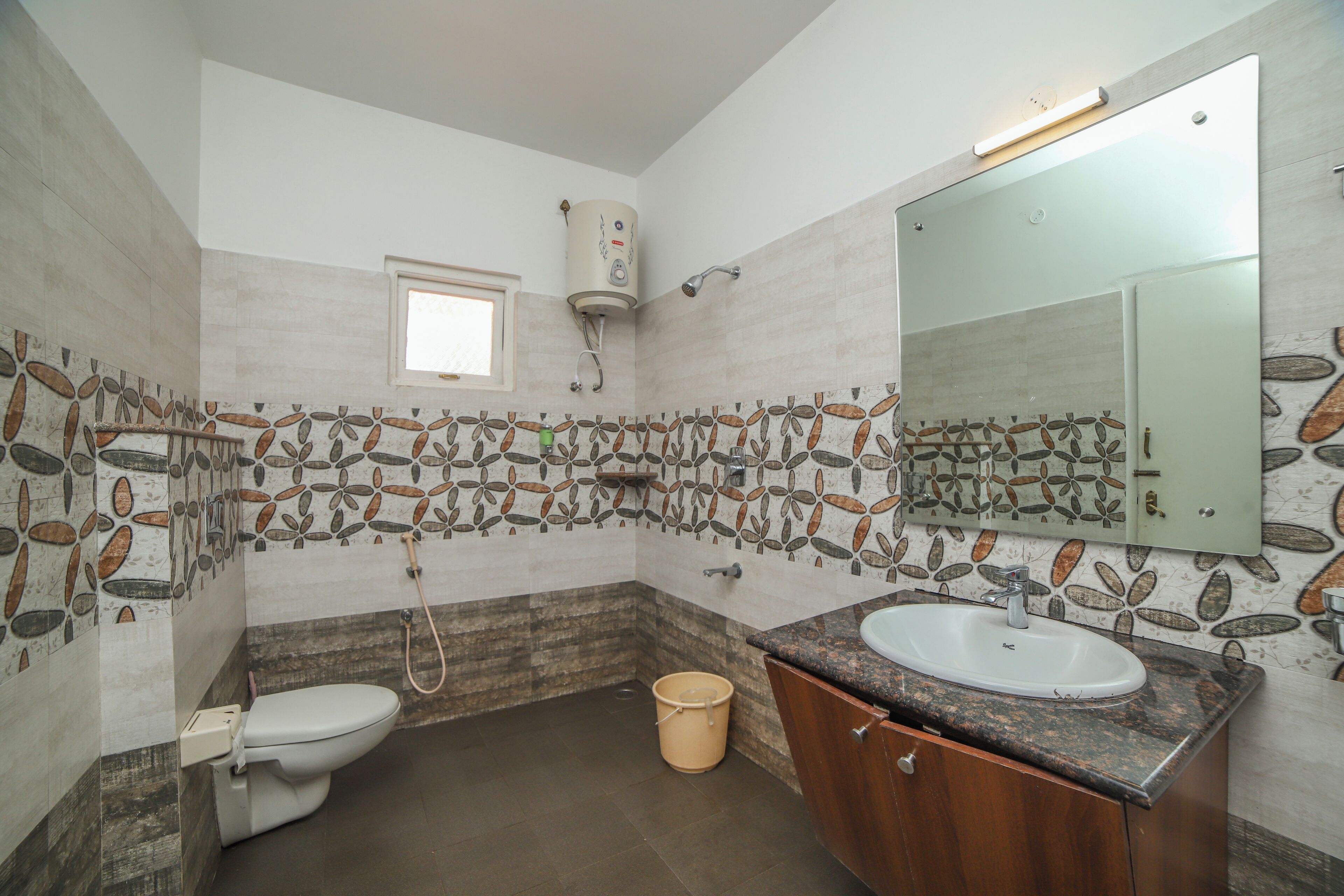 Un baño con inodoro, lavamanos y ducha.