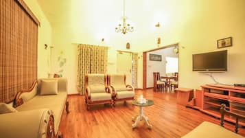 Villa, 2 habitaciones | Zona de estar | Televisión LED de 40 pulgadas con canales digitales