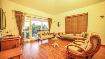 Biệt thự, 2 phòng ngủ | Khu phòng khách | TV LED 40-inch có truyền hình kỹ thuật số