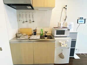 Réfrigérateur, micro-ondes, plaque de cuisson, bouilloire électrique