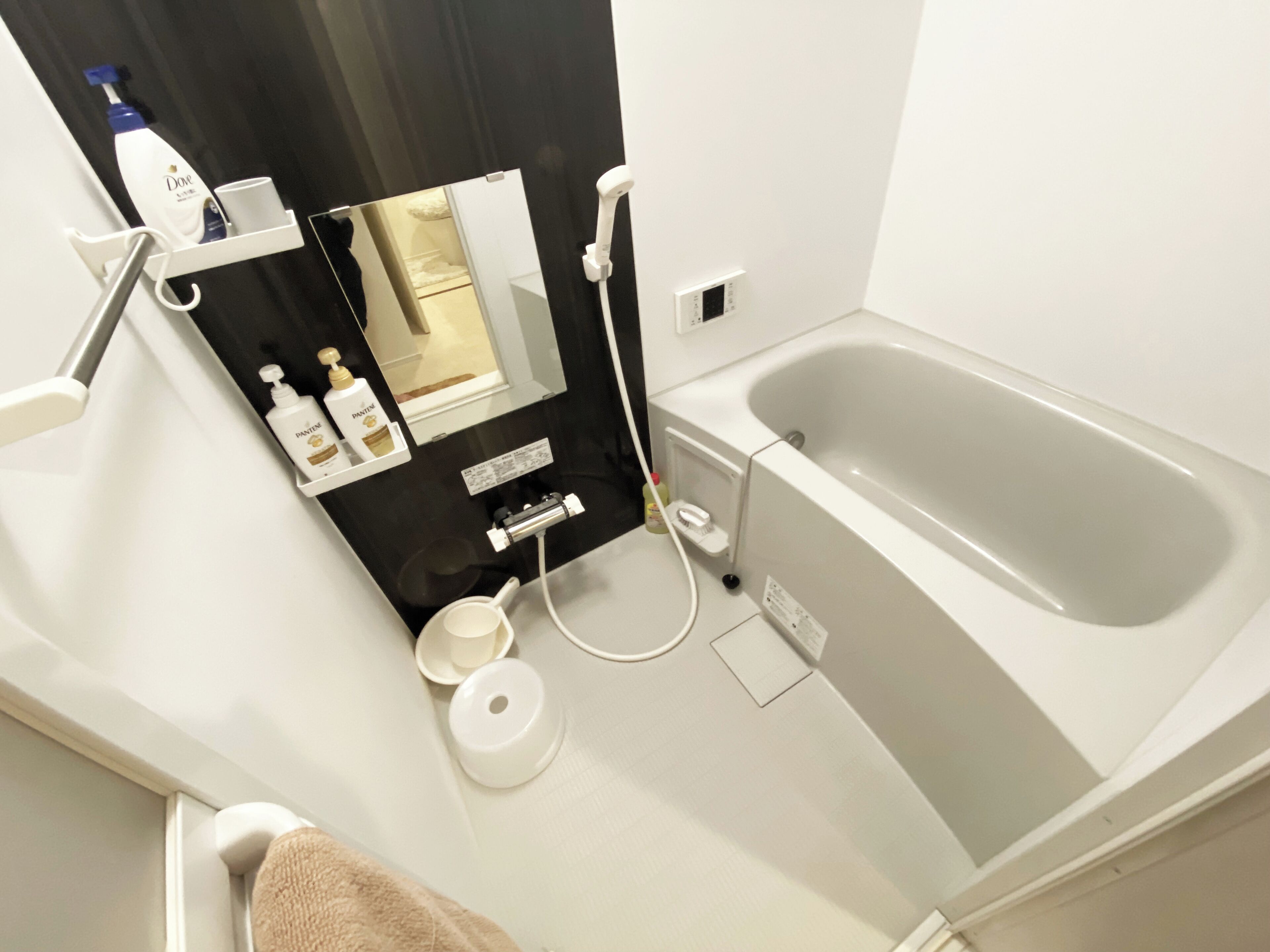 Séchoir à cheveux, bidet, serviettes fournies, savon