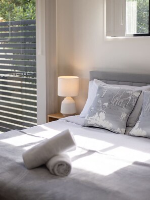 3 habitaciones, tabla de planchar con plancha, wifi y ropa de cama 