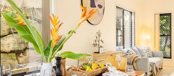 3BD Townhouse close to shops/transport w/carpark