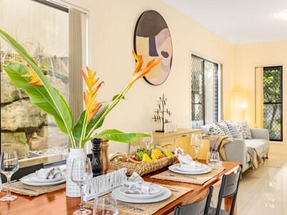 3BD Townhouse close to shops/transport w/carpark