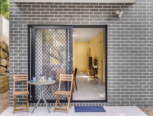 3BD Townhouse close to shops/transport w/carpark