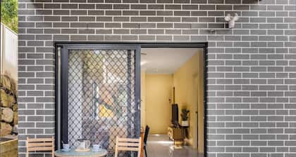 3BD Townhouse close to shops/transport w/carpark
