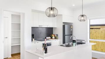 Frigorífic, microones, forn i placa de cuina