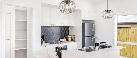 Réfrigérateur, micro-ondes, four, plaque de cuisson