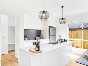 Réfrigérateur, micro-ondes, four, plaque de cuisson