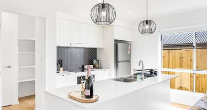 Convenient Brandnew 4 Beds House, 5 mins to mall